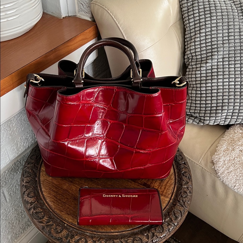 Dooney & Bourke Burgundy Red Croc-Embossed Large Denison Barlow Bag and Wallet - Picture 3 of 16